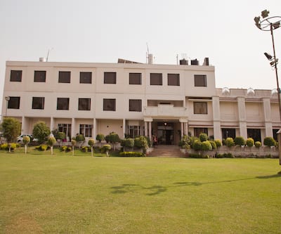 https://imgcld.yatra.com/ytimages/image/upload/t_hotel_yatra_city_desktop/v1391052738/Domestic Hotels/Hotels_Amritsar/Hotel S G Resort/Facade~353.jpg